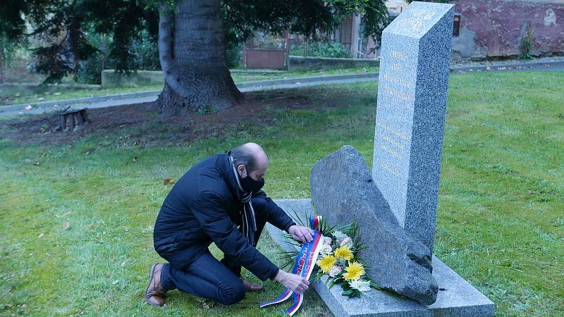 Uctění památky vojenských veteránů na prachatickém městském hřbitově.