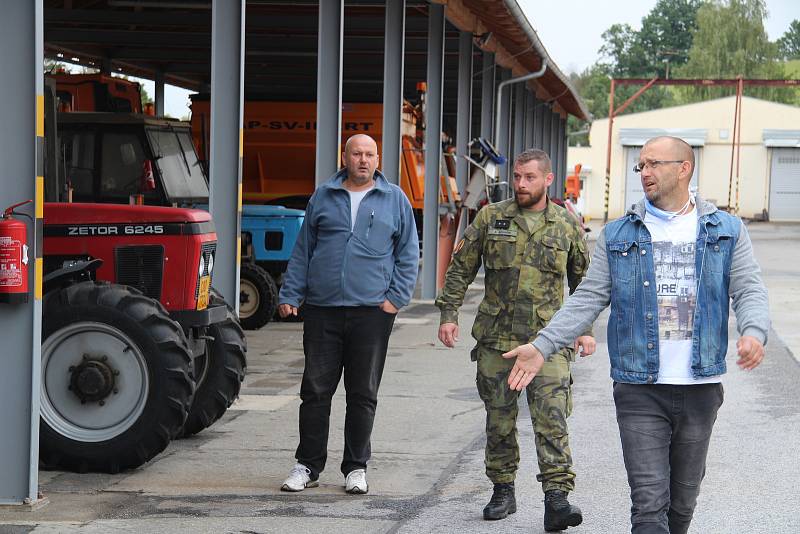 Příprava volebního driv-in místa v areálu prachatické Správy a údržby silnic.