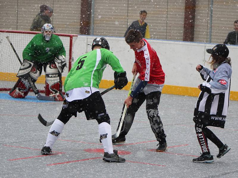 Hokejbal bojuje proti drogám. Za hustého chumelení se v prachatické aréně u rybníčku hraje okresní kolo 8. - 9. tříd ZŠ.