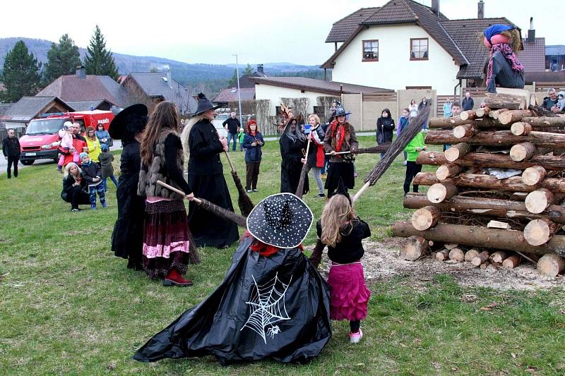 Stavění májky v Lenoře.