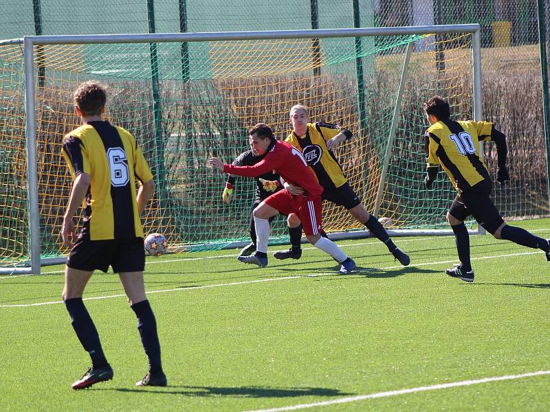 Tomáš Pecka (v červeném s číslem 10) nastřílel Milevsku v barvách Prachatic tři góly a stal se nejlepším kanonýrem víkendu v kraji.