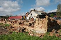 Poslední zbytky budov v areálu bývalé roty pohraniční stráže v Kvildě padly k zemi začátkem června loňského roku.