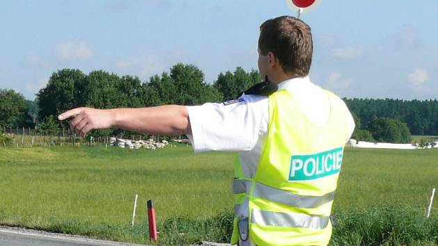 Silnice u Račic je zavřená kvůli těžké havárii. Srazil se osobák s nákladním