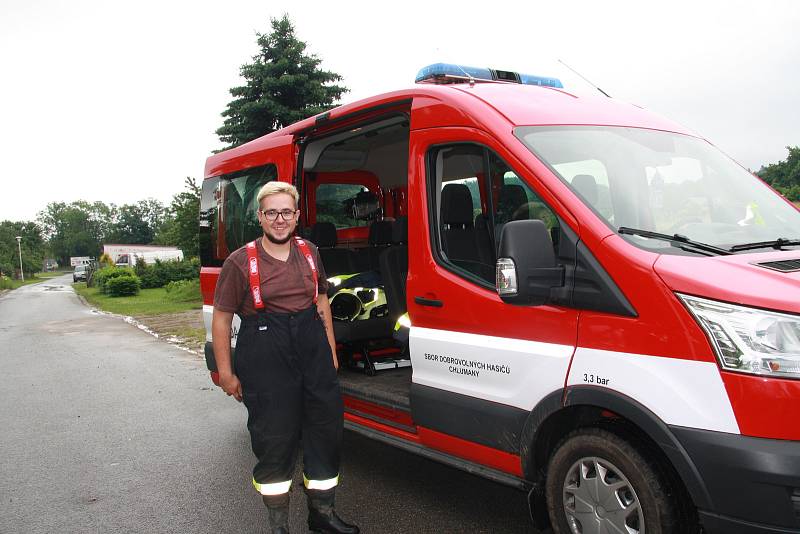 Tři domy, ve kterých počítají majitelé škody,  vytopené sklepy, podmáčené trávníky a nepořádek. To všechno za sebou nechala voda, která protekla obcí Chlumany na Prachaticku v sobotu 22. června.