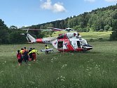 Na cyklostezce mezi Novou Pecí a Stožcem se těžce zranil Rakušan. Letěl pro něj vrtulník.