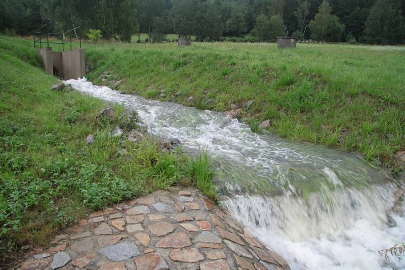 Noční přívalový déšť a vytrvalé srážky zvedaly hladinu ktišského potoka a sousedních rybníků doslova před očima.