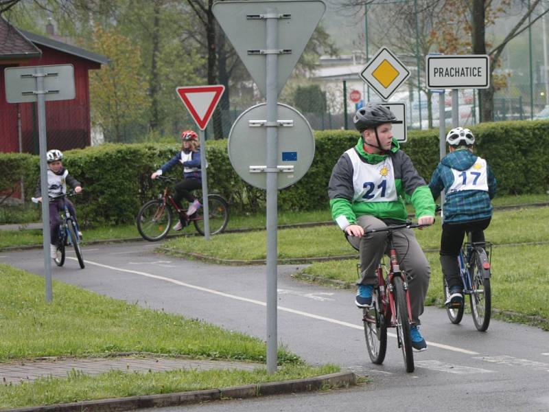 V Prachaticích se ve čtvrtek 5. května uskutečnilo okresní kolo soutěže mladých cyklistů. Ti museli zvládnout nejen jízdu na dopravním hřišti, ale také jízdu zručnosti, testy a zdravovědu.