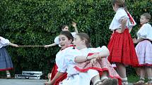 Libín-S Prachatice a dětský folklórní soubor Ostravička z Frýdku - Místku zahájily na Parkáně 20. novodobou sezonu plavení dřeva na Schwarzenberském plavebním kanále.