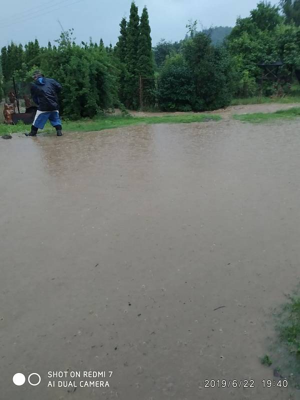 V Chlumanech zalila několik domů voda z rozvodněného potoka a rybníka.