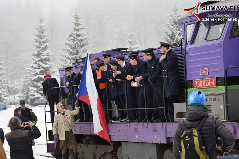 Silvestrovský vlak 2018. Poslední jízda v roce byla  tématicky laděna jako narozeninový vlak.