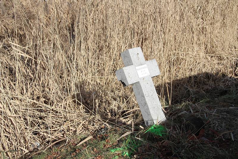 Zničený je i křížek, který připomíná oběť tragické nehody U Stopařky v roce 1995.