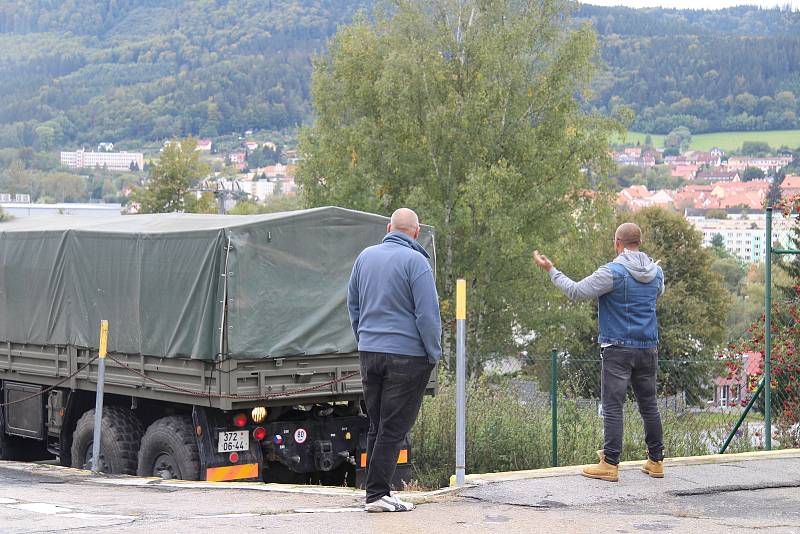 Příprava volebního driv-in místa v areálu prachatické Správy a údržby silnic.