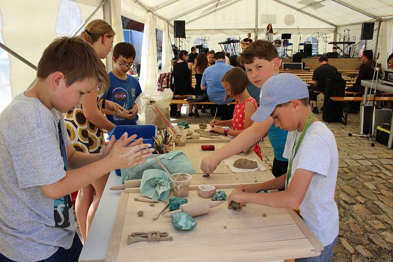 ZUŠ open festival 2017 se konal ve velkém stanu na prachatickém náměstí.