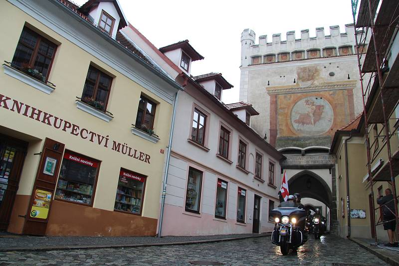 Prachatičtí motorkáři zahájili sezonu 1. Jarní jízdou. Vyjeli z Velkého náměstí Dolní branou.