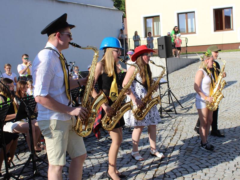 Volarští muzikanti vyhrávali v ulicích, mezi tím otevřeli ZUŠku pro nové studenty, kteří si ji mohli prohlédnout a zapsat se ke studiu hudby.