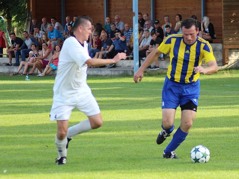 V pošumavském derby Čkyňští (pruhované dresy) přehráli Stachy 4:0.