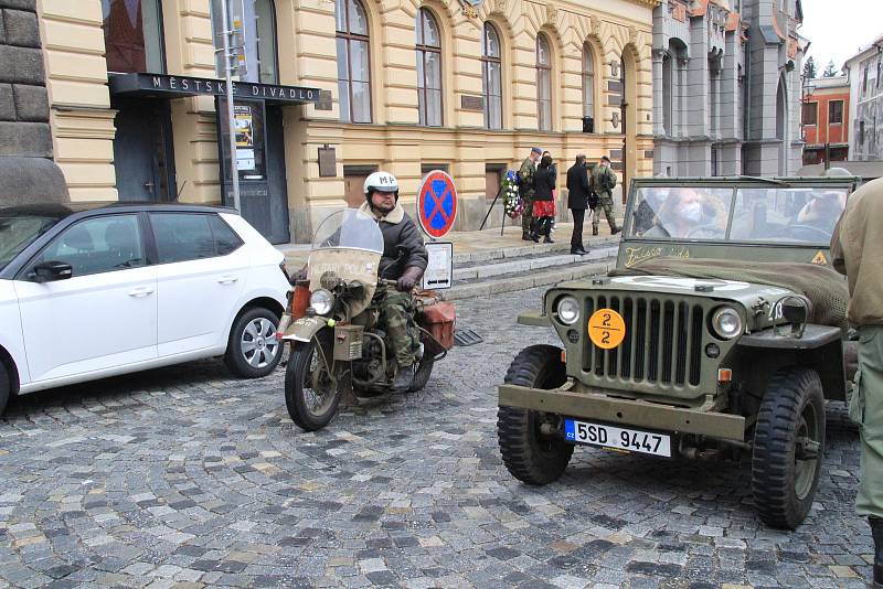 Květiny k pamětní desce na budově úřadu na Velkém náměstí položili v pátek 7. května Prachatičtí.