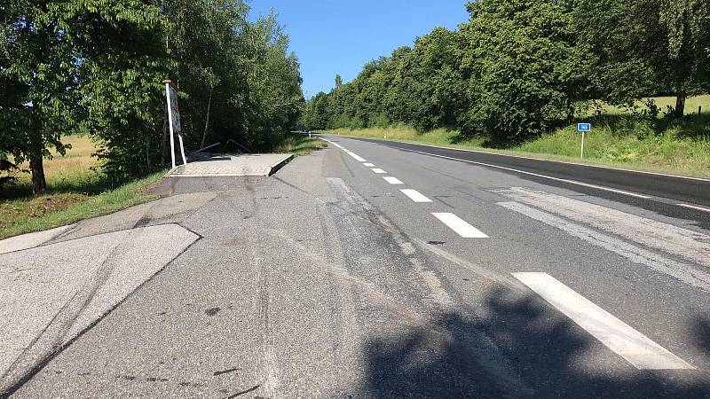 Zastávku autobusu v Pěčnově porazil řidič při dopravní nehodě.