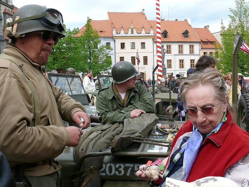 Velké náměstí v Prachaticích obsadila v pátek odpoledne na jedné části historická vojenská vozidla. 