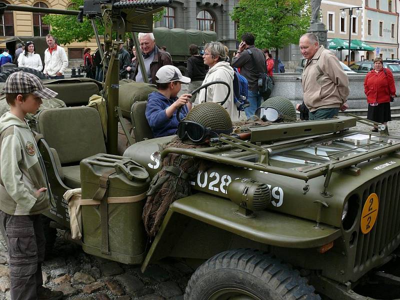 Velké náměstí v Prachaticích obsadila v pátek odpoledne na jedné části historická vojenská vozidla. 