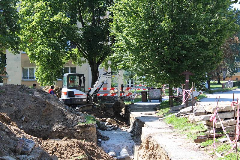 Opravy ve Slámově ulici by měly být hotovy do konce srpna. Od 21. srpna nepoteče lidem v okolí týden teplá voda.