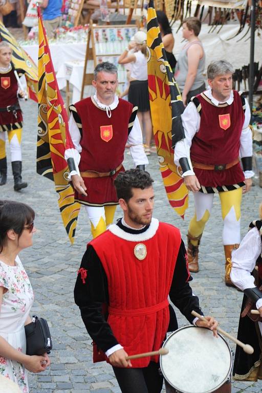 Slavnosti Zlaté stezky v Prachaticích zahájil v pátek v 17 hodin slavnostní průvod a historická ceremonie věnovaná zasedání městské rady nad návrhem nové prachatické kašny.