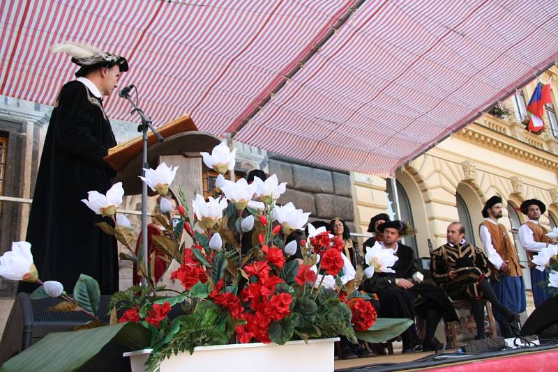 Slavnosti Zlaté stezky v Prachaticích zahájil v pátek v 17 hodin slavnostní průvod a historická ceremonie věnovaná zasedání městské rady nad návrhem nové prachatické kašny.