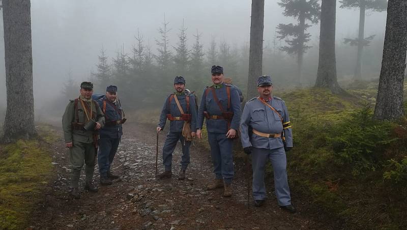 Členové spolku Jednadevadesátníci uctili na akci Military Death March památku žen, které zemřely při pochodu smrti.