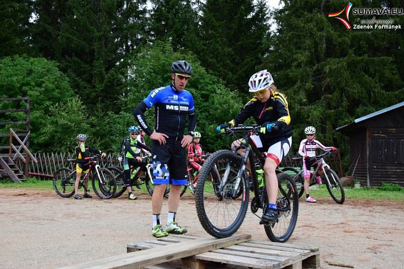 Mladí bikeři na Zadově trénují dvakrát denně v náročném terénu. To se jim bude při závodech hodit.