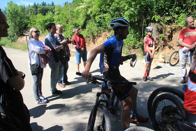 Kateřina Nash a cyklisté z LY:KO klubu Prachatice otevřeli první jízdou první prachatický singltrek.