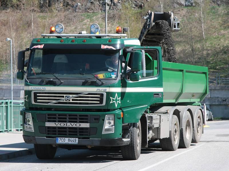 Stavba okružní křižovatky Lidl - Penny market ve Vimperku začala naplno. Ve středu dopoledne se pro veškerou dopravu uzavřela Nádražní ulice přes Pravětínský potok. 