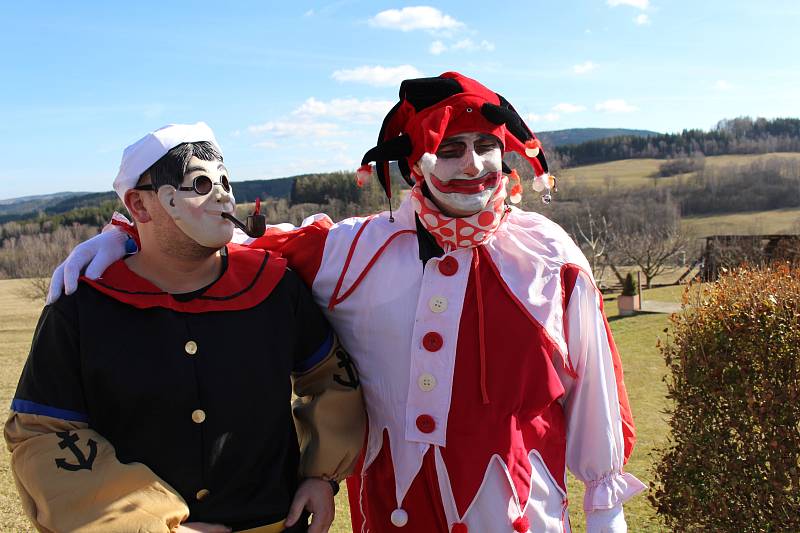 Pozadu s Masopustem nezůstali ani Lažišťští. V sobotu vyrazilo do ulic obce na padesát masek.