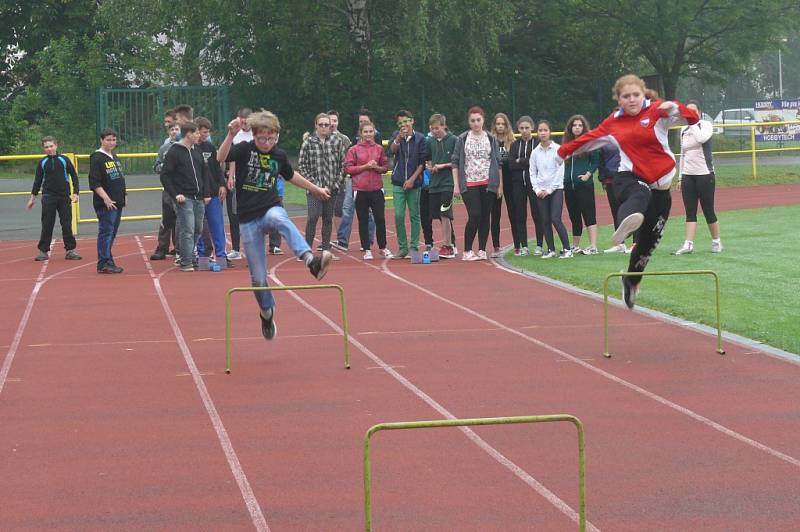 Na atletickém oválu.