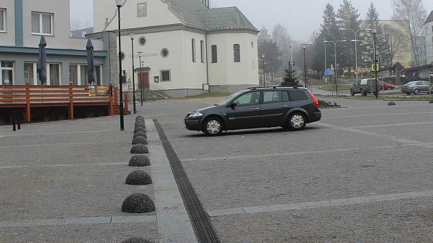 Živelnému parkování na volarském náměstí je konec.