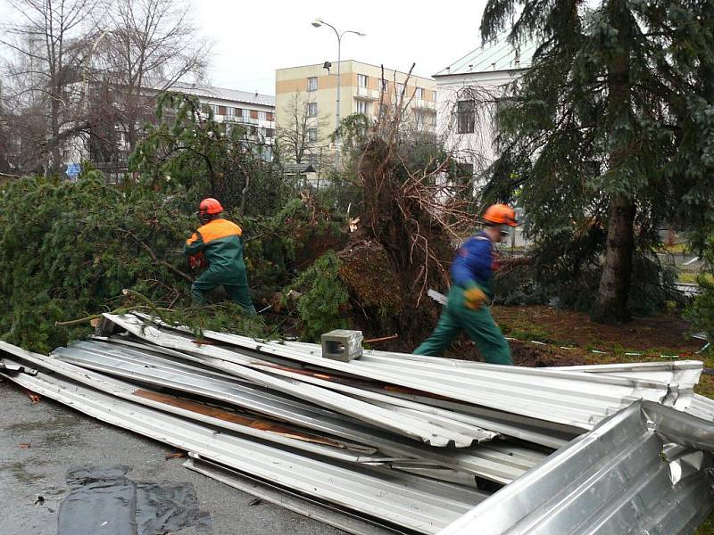 Přímo v centru Volar vyvrátil Kyrill část vrostlých stromů, na které navíc spadla kompletně celá plechová střecha hotelu Bobík, který v té době byl těsně před dokončením rekonstrukce.