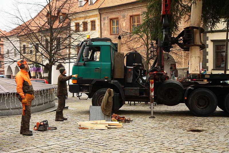 Vánoční strom dorazil na prachatické Velké náměstí.