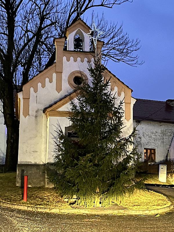 Vánoční strom u kapličky v Mičovicích.