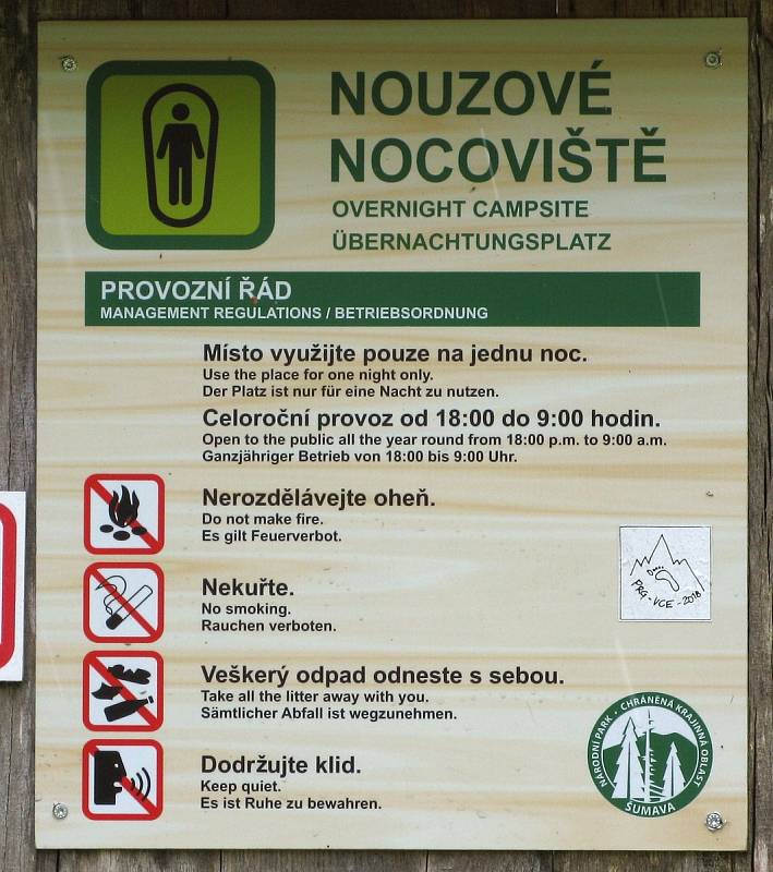 Poškozené cedule v Národním parku Šumava.