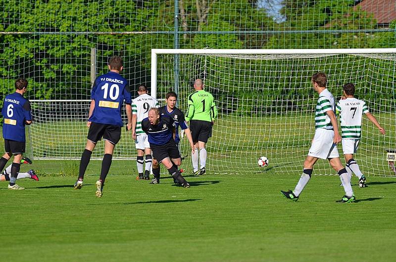 Vacovští fotbalisté hráli hodinu v oslabení a lídrovi tabulky z Dražic podlehli 1:4.