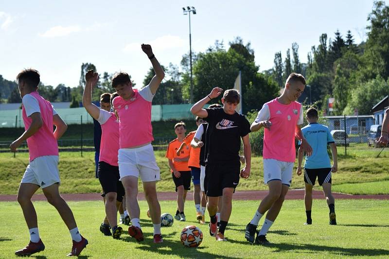 Fotbalisté Šumavanu Vimperk v pondělí odstartovali přípravu na novou sezonu. Čtrnáct dní budou s muži trénovat společně i starší dorostenci.