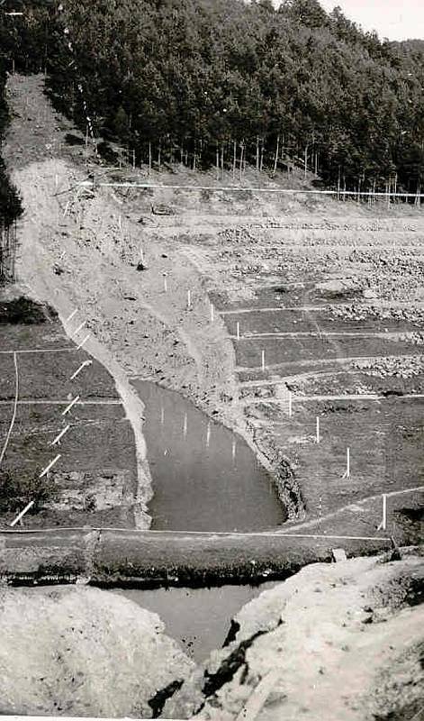 Místo, kde od roku 1934 začala stavba Husinecké přehrady.