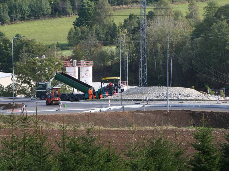 Stavba okružní křižovatky u Těšovic se po téměř patnácti týdnech chýlí ke konci.