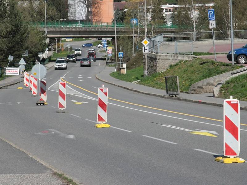 Řidiči by měli být ve Vimperku opatrní. Pod viaduktem v ulici Sklářská je na zhruba třech stech metrech vozovka zúžena.