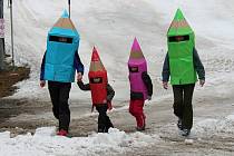 Ani počasí nezastavilo nejvěrnější fanoušky skiareálu na Libínském Sedle, aby si v maskách neužili nedělní odpoledne.