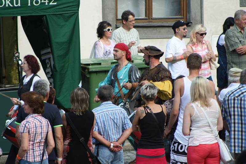 Slavnosti Zlaté stezky v Prachaticích zahájil v pátek v 17 hodin slavnostní průvod a historická ceremonie věnovaná zasedání městské rady nad návrhem nové prachatické kašny.