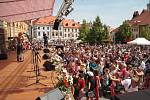 Sobotní program Slavností Zlaté stezky v Prachaticích odstartoval příchod historického průvodu s hlavním hostem letošních slavností Helenou Vondráčkovou.