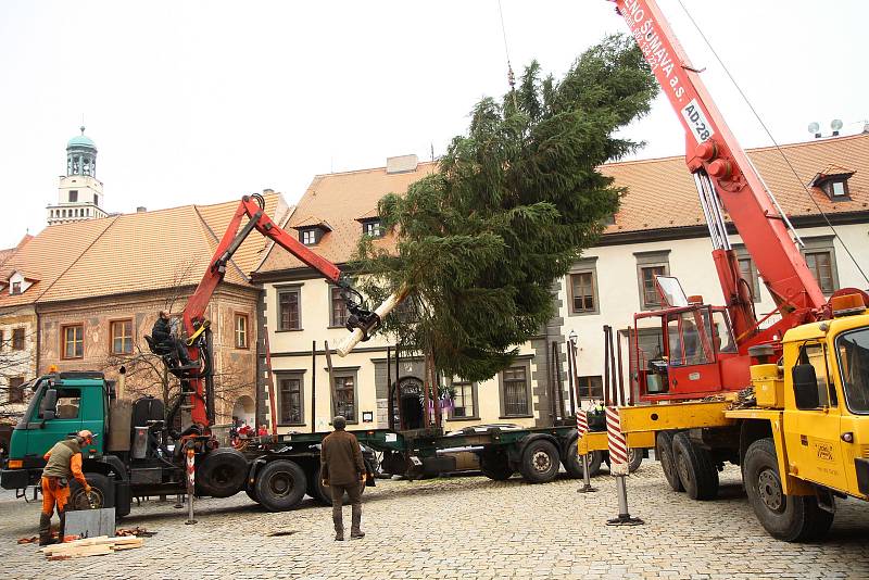 Vánoční strom dorazil na prachatické Velké náměstí.