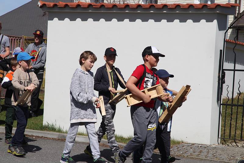 Jedenadvacet kluků ze Šumavských Hoštic od čtvrtka do soboty chodí od domu k domu s řehtačkami.