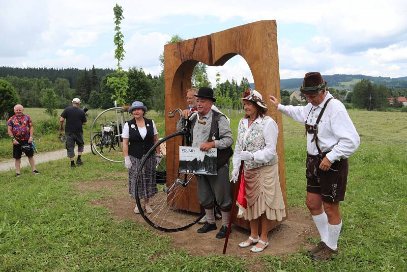 Nejvyšší bod cyklostezky u Volar zdobí dřevěné srdce Evropy.