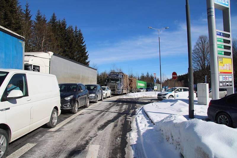 V pětikilometrové koloně stály v pondělí dopoledne na hraničním přechodu ve Strážném jak kamiony, tak i osobní auta.